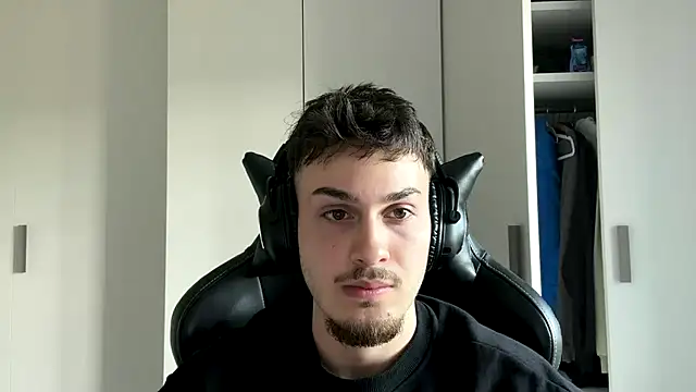 NaplesGuy04 online show from 05-01-26, 03:39