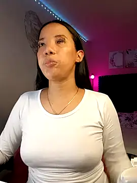 SallyWhitee online show from 04-17-26, 05:10