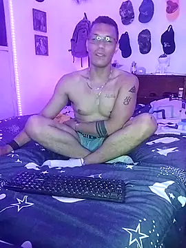 Snapshot of XhaseFoX chatting on 03-04-25, 05:42 XhaseFoX online show from 03-04-25, 05:42