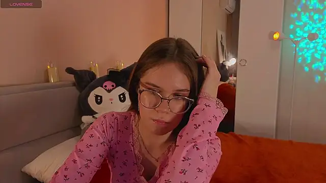 Mia Luw online show from 11-16-25, 03:06