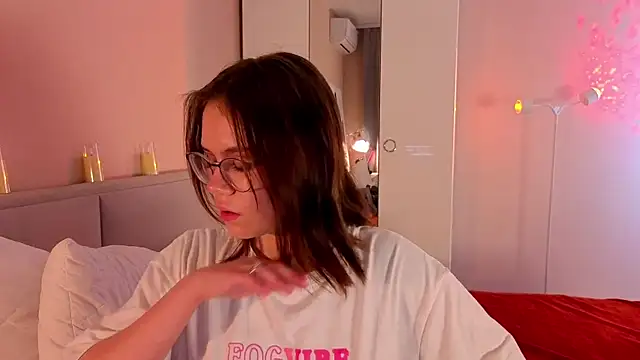 Mia Luw online show from 11-15-25, 04:44