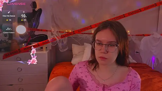 Mia Luw online show from 10-26-25, 02:56