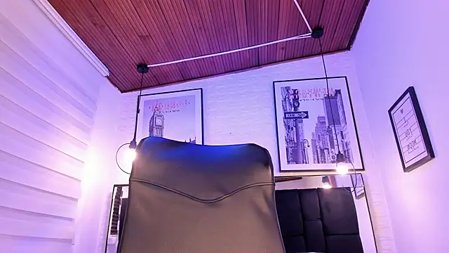 Snapshot of tylla_ chatting on 10-17-25, 04:05 tylla online show from 10-17-25, 04:05