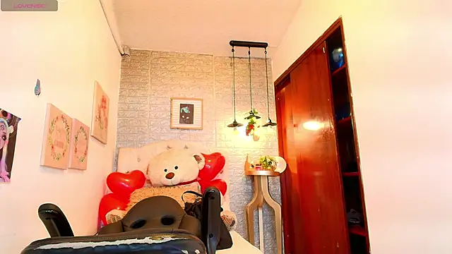 Snapshot of tylla_ chatting on 03-19-25, 03:30 tylla online show from 03-19-25, 03:30