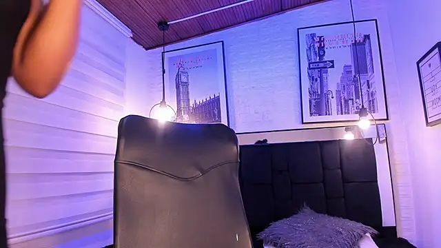 Snapshot of tylla_ chatting on 10-15-25, 04:11 tylla online show from 10-15-25, 04:11