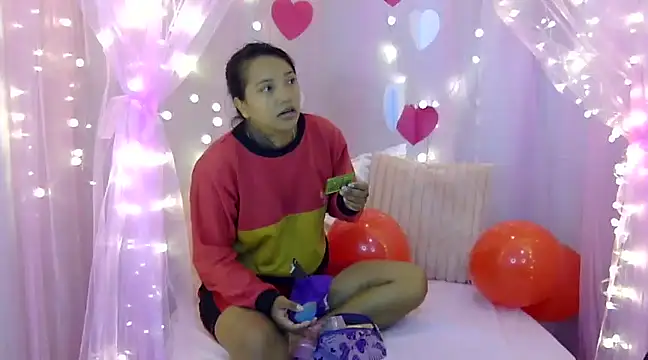 Snapshot of NinetteandSashaFox chatting on 02-14-25, 01:51 NinetteandSashaFox online show from 02-14-25, 01:51