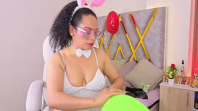 Cintiia Holmes online show from 04-02-26, 10:49