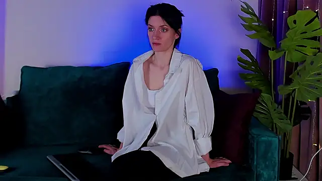 Snapshot of roxy_riot_ chatting on 02-15-25, 01:31 roxy riot online show from 02-15-25, 01:31