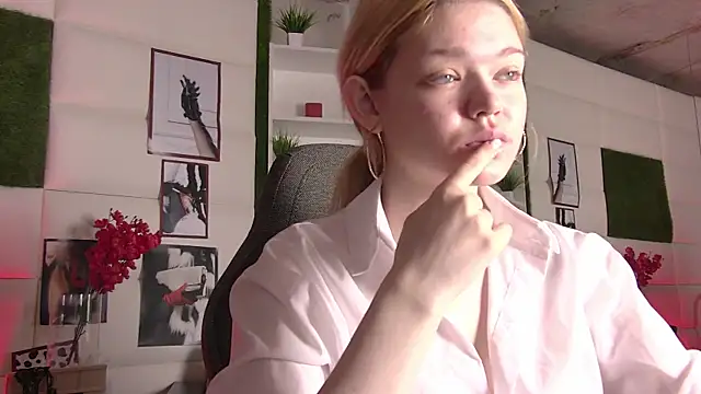 AdeleCartier online show from 03-06-25, 01:37