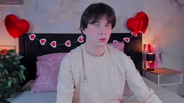 Snapshot of AdrianoAubert chatting on 02-13-26, 10:04 AdrianoAubert online show from 02-13-26, 10:04