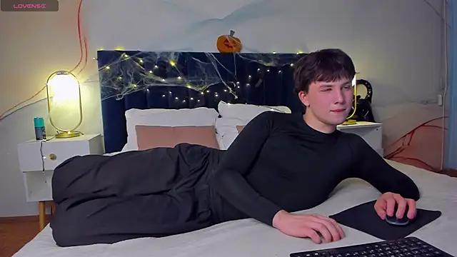 AdrianoAubert online show from 10-30-25, 05:17