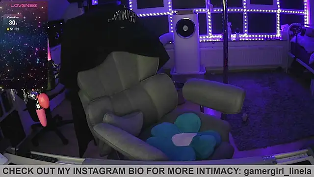 Snapshot of Gamergirl-Linela chatting on 07-10-26, 01:27 Gamergirl-Linela online show from 07-10-26, 01:27