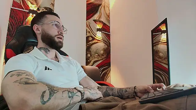 Luke davis01 online show from 11-05-25, 01:14