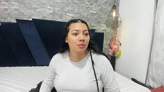 Sophia Brunett online show from 12-22-25, 12:05