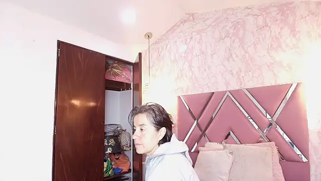 Saori Sann  online show from 12-21-25, 12:29