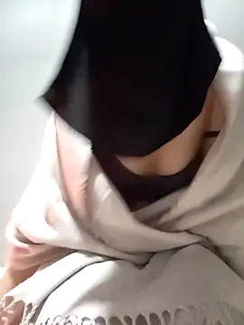 Snapshot of Milan-88 chatting on 12-19-25, 08:33 Milan-88 online show from 12-19-25, 08:33