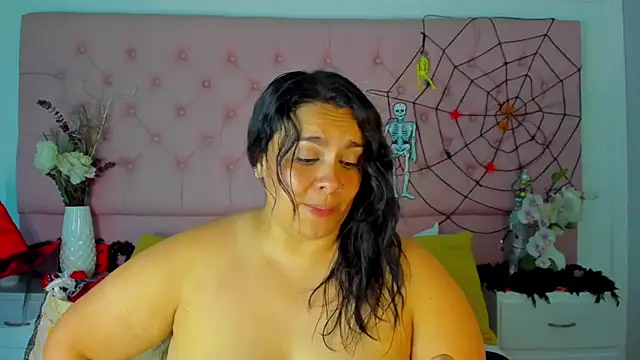 KourtneyEvans online show from 10-30-25, 05:21