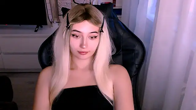 Snapshot of beauty_blonde chatting on 10-16-25, 01:03 beauty blonde online show from 10-16-25, 01:03