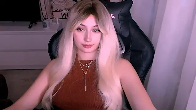 Snapshot of beauty_blonde chatting on 10-22-25, 01:05 beauty blonde online show from 10-22-25, 01:05