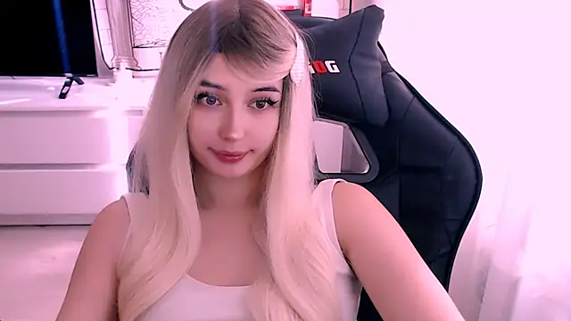 Snapshot of beauty_blonde chatting on 10-12-25, 05:53 beauty blonde online show from 10-12-25, 05:53