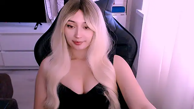 Snapshot of beauty_blonde chatting on 10-17-25, 03:10 beauty blonde online show from 10-17-25, 03:10