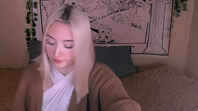 Snapshot of beauty_blonde chatting on 03-18-25, 12:51 beauty blonde online show from 03-18-25, 12:51