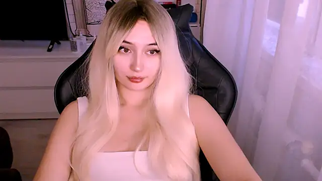 Snapshot of beauty_blonde chatting on 10-19-25, 01:19 beauty blonde online show from 10-19-25, 01:19