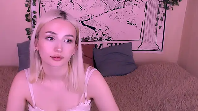 Snapshot of beauty_blonde chatting on 03-10-25, 08:50 beauty blonde online show from 03-10-25, 08:50