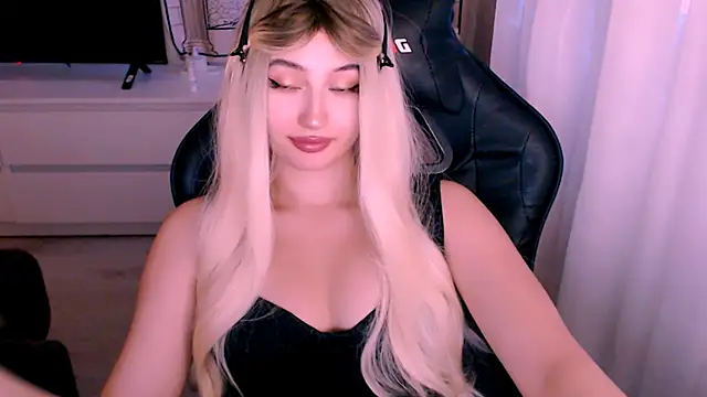 Snapshot of beauty_blonde chatting on 10-13-25, 12:56 beauty blonde online show from 10-13-25, 12:56