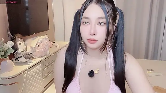 Snapshot of Moonccoi chatting on 09-28-25, 12:17 Moonccoi online show from 09-28-25, 12:17