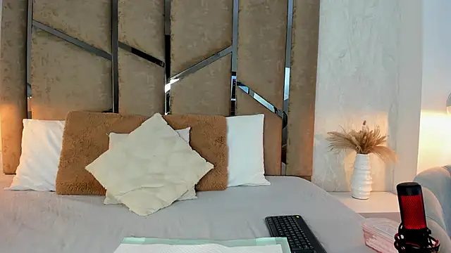 Giselle Lauren online show from 09-17-25, 12:51