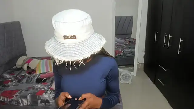 enyelsalas2 online show from 11-06-25, 12:58