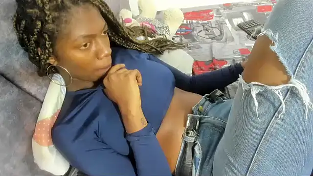 enyelsalas2 online show from 11-25-25, 01:17