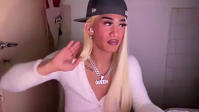 Snapshot of Ladyosa99 chatting on 02-06-25, 01:38 Ladyosa99 online show from 02-06-25, 01:38