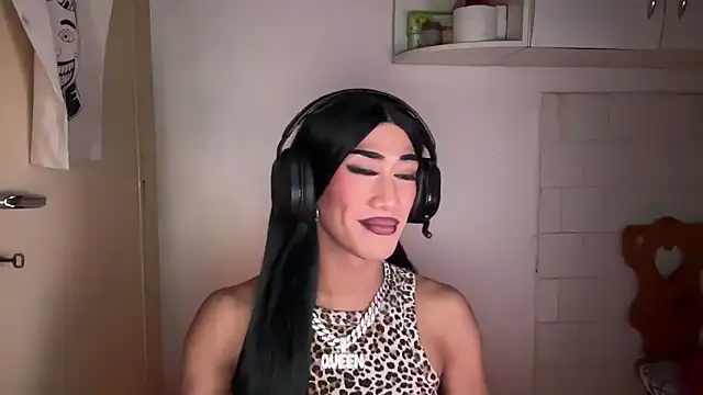 Snapshot of Ladyosa99 chatting on 02-06-25, 04:25 Ladyosa99 online show from 02-06-25, 04:25