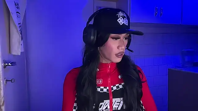 Snapshot of Ladyosa99 chatting on 02-07-25, 06:02 Ladyosa99 online show from 02-07-25, 06:02