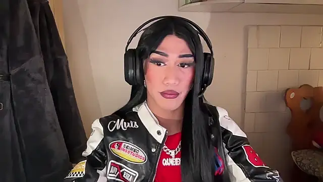 Snapshot of Ladyosa99 chatting on 02-06-25, 01:21 Ladyosa99 online show from 02-06-25, 01:21