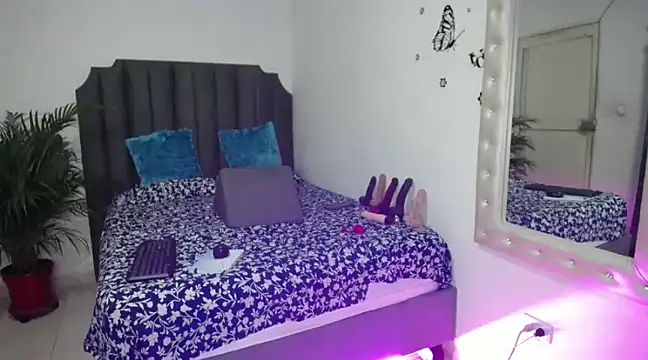 Snapshot of moree_Queen chatting on 02-14-25, 07:23 moree Queen online show from 02-14-25, 07:23