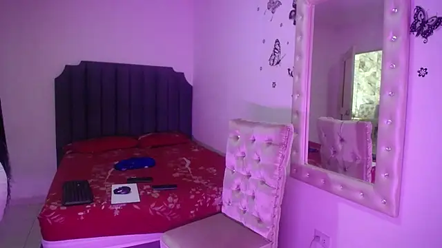 Snapshot of moree_Queen chatting on 10-08-25, 07:25 moree Queen online show from 10-08-25, 07:25