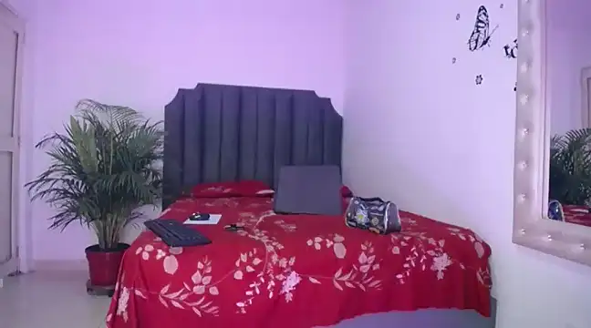 Snapshot of moree_Queen chatting on 03-05-25, 07:06 moree Queen online show from 03-05-25, 07:06