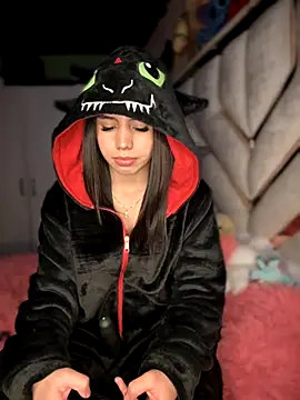 Laura-Khalifa online show from 11-11-25, 05:46