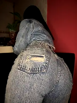 Laura-Khalifa online show from 09-12-25, 06:02