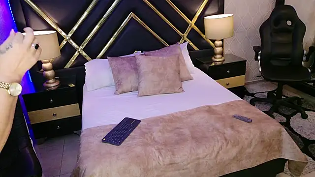 SophieWinsloow online show from 09-13-25, 01:44