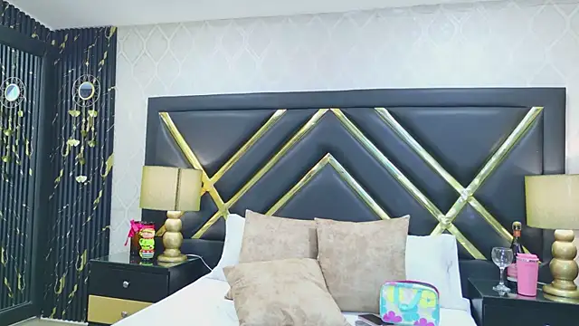 SophieWinsloow online show from 12-21-25, 01:57