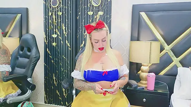 Snapshot of SophieWinsloow chatting on 04-17-26, 12:41 SophieWinsloow online show from 04-17-26, 12:41