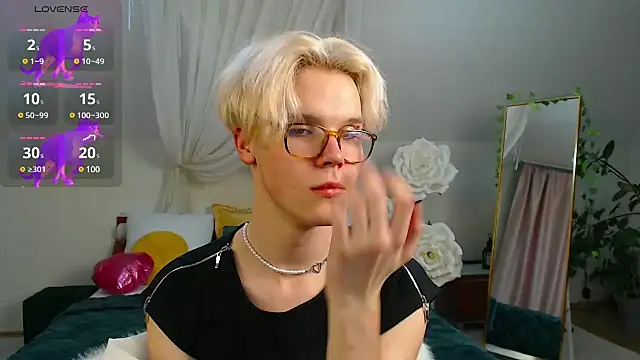 LouiseCoke online show from 03-08-25, 12:22