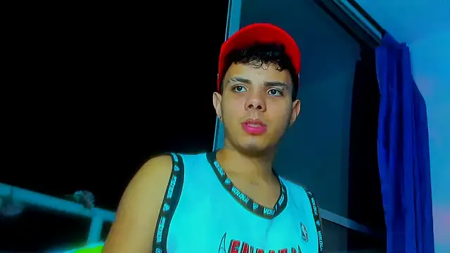 Snapshot of Alessandro_1610 chatting on 11-28-25, 05:40 Alessandro 1610 online show from 11-28-25, 05:40