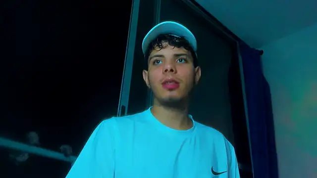 Snapshot of Alessandro_1610 chatting on 10-20-25, 04:03 Alessandro 1610 online show from 10-20-25, 04:03