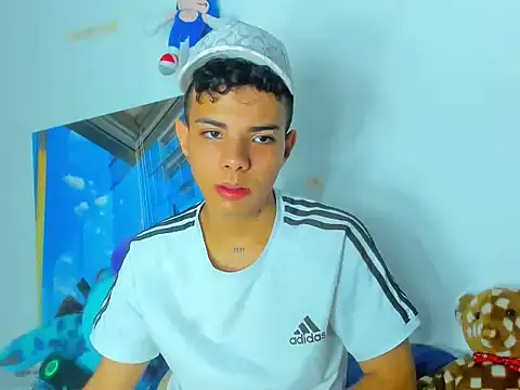 Snapshot of Alessandro_1610 chatting on 03-19-25, 05:19 Alessandro 1610 online show from 03-19-25, 05:19