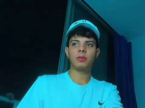 Snapshot of Alessandro_1610 chatting on 10-22-25, 04:34 Alessandro 1610 online show from 10-22-25, 04:34